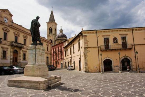 Dietro Piazza Maggiore Sulmona Kültér fotó