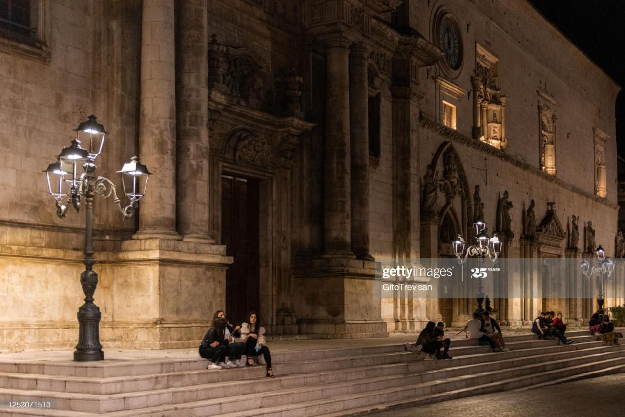 Dietro Piazza Maggiore Sulmona Kültér fotó